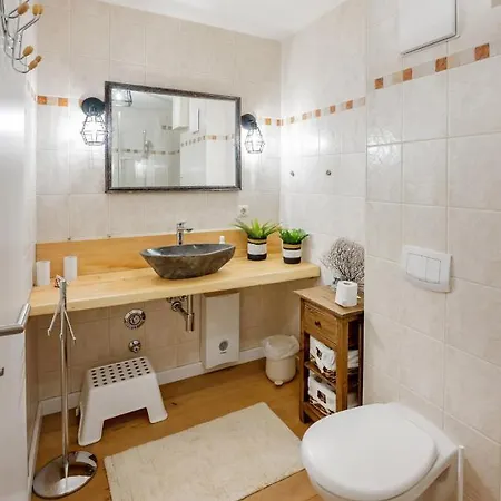 Zur Meeresmuschel Nr.10 *